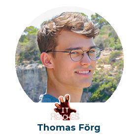 Thomas Förg mit Brille und rotes Logo von Videospiel It Reaches