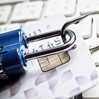 Symbolbild Tastatur, Kreditkarte und Schloss zu kostenloser Webinar-Reihe Schutz im Internet