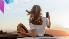 Frau auf Auto Handyfoto Sonnenuntergang am Meer