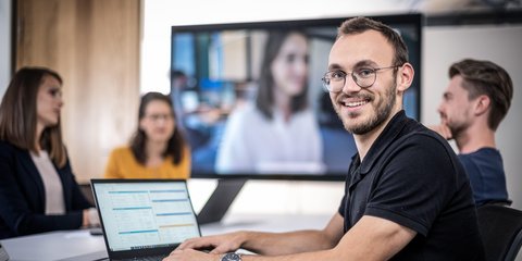 LIWEST Mitarbeiter am Laptop