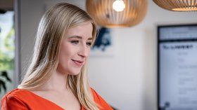 Mitarbeiterin am Arbeiten vor einem Laptop im LIWEST Büro