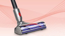 Dyson Handstaubsauger Rohr + Bürste auf hellrotem Hintergrund