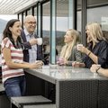 LIWEST Mitarbeiter*innen auf der Dachterasse bei einer Kaffeepause