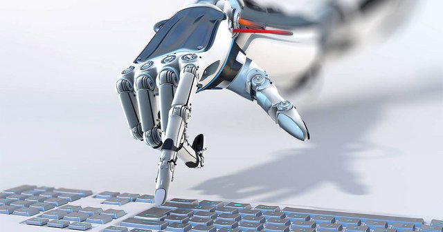 Hand aus Metall tippt auf Tastatur