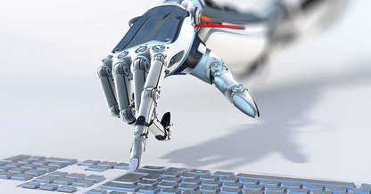 Hand aus Metall tippt auf Tastatur