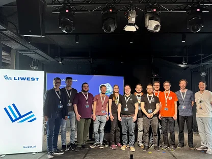 12 Personen auf der Bühne im last by Schachermayer. Die meisten sind Entwickler, die ihre eigenen Videospiele vorgestellt haben. Ganz links steht der Geschäftsführer der LIWEST Kabelmedien GmbH Stefan Gintenreiter.