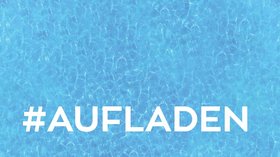 Grafik mit Aufschrift #Aufladen. Im Hintergrund ein Pool mit blauem Wasser.