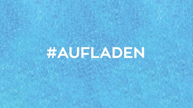 Grafik mit Aufschrift #Aufladen. Im Hintergrund ein Pool mit blauem Wasser.