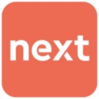 next Logokachel next Schriftzug in weiß auf hellrotem Hintergrund