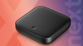 next TV-Box auf Hintergrund von hellrotem auf dunkelblau von links nach rechts