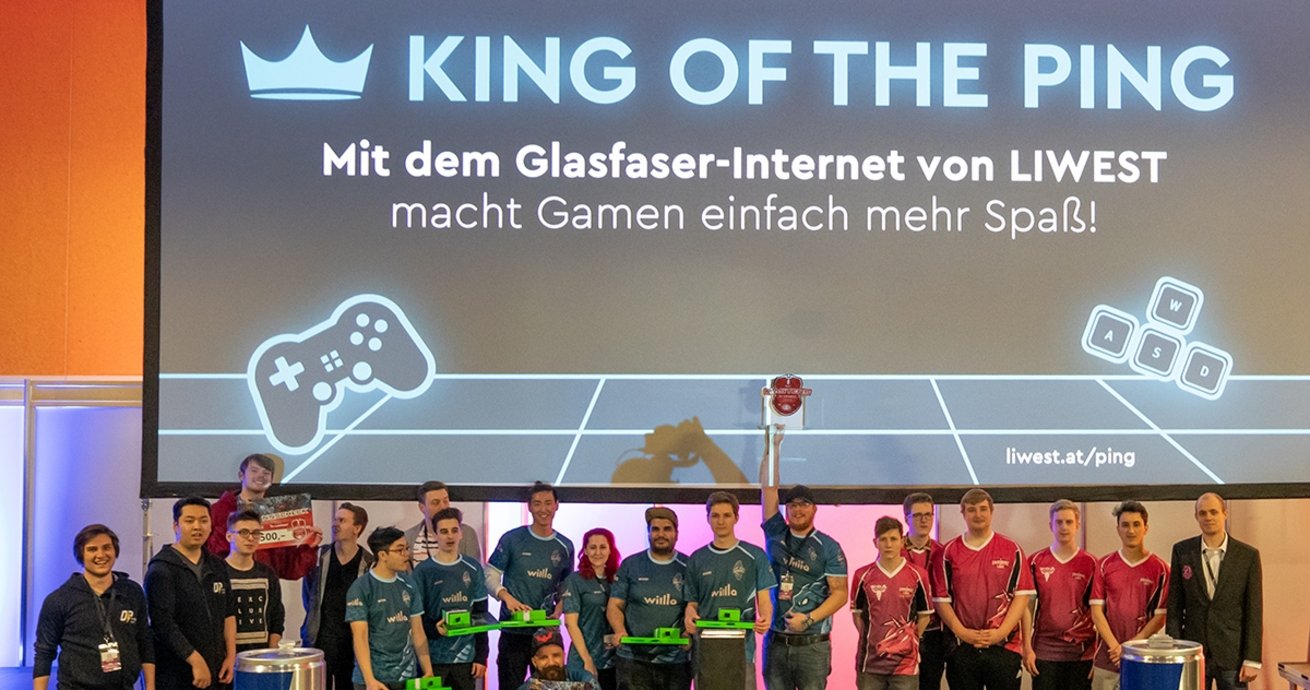 Die Siegerehrung des ACC Masters of eSports sponsored by LIWEST (von links nach rechts): die drittplatzierten „OP innogy“, die Sieger „WarKidZ“ (in Türkis), die zweitplatzierten „Unicorns Of Love“ (in Pink).