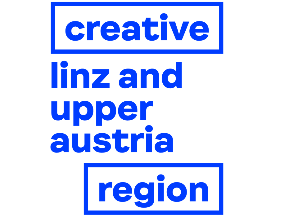 Logo creative region – blaue Schrift linz and upper austria zwischen creative und region