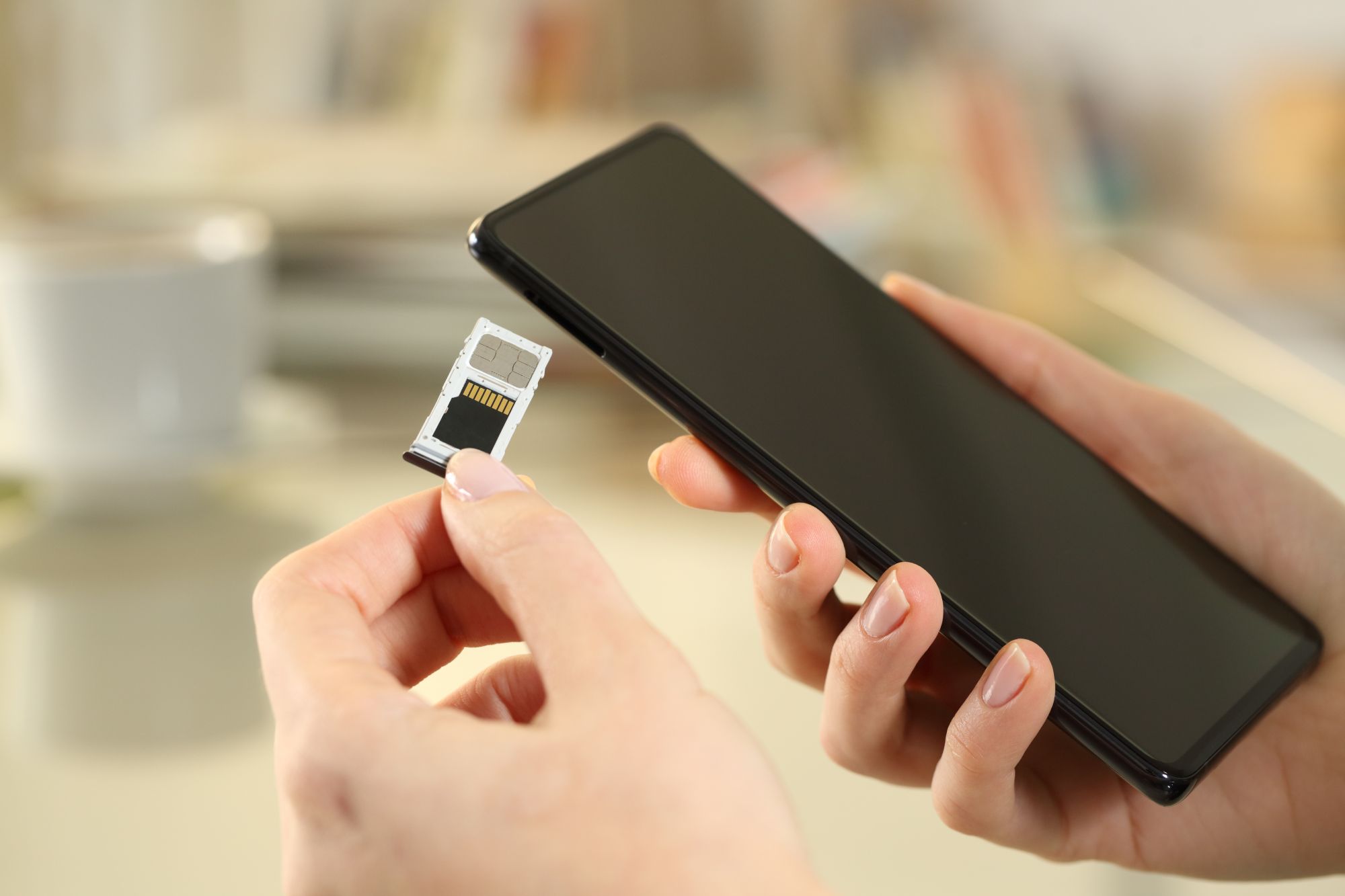 Neue SIM-Karte in Smartphone einsetzen