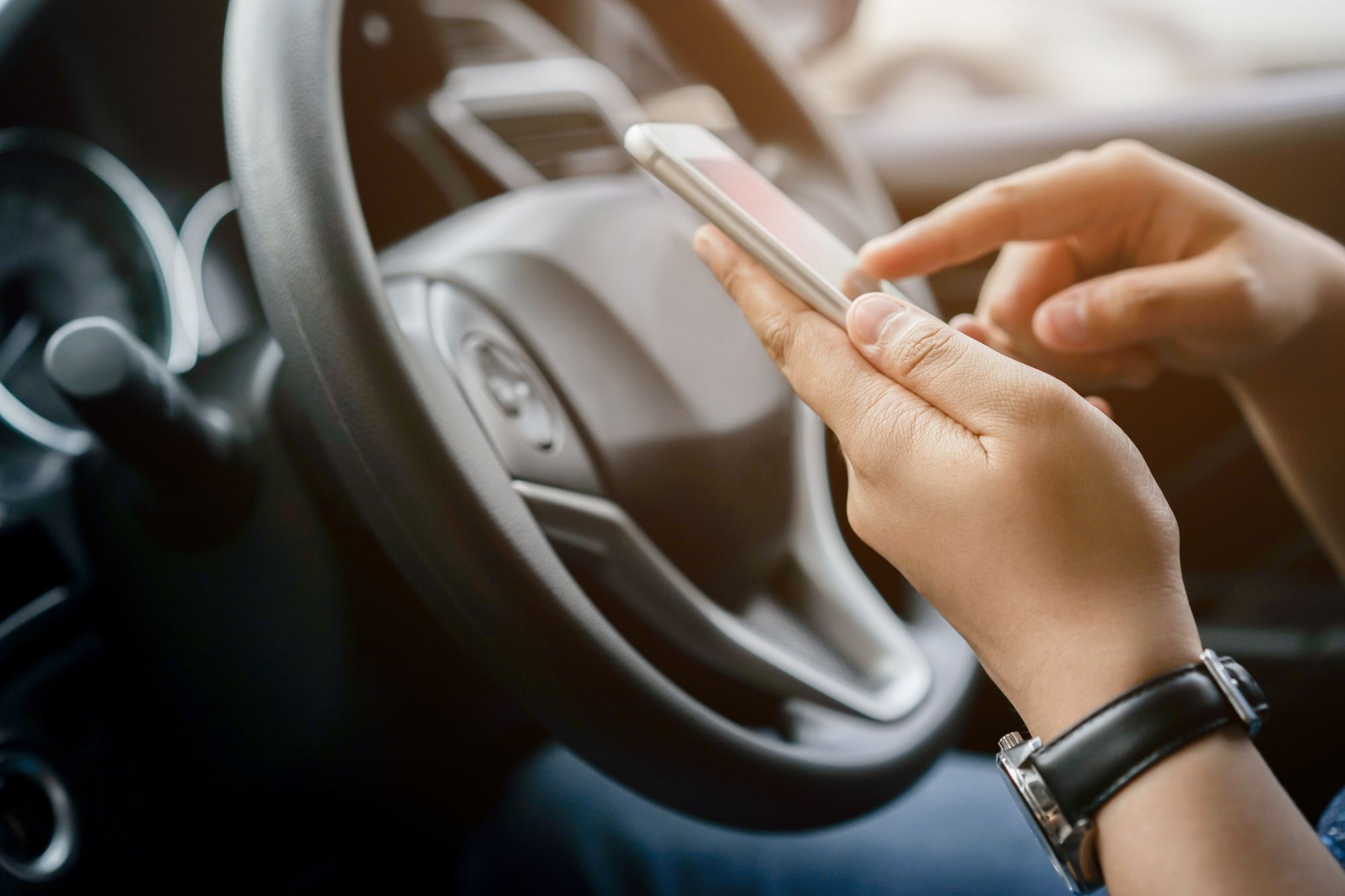 Parkschein im Auto mit dem Handy lösen