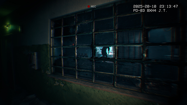 Screenshot aus Spie It reaches. Gefängniszelle mit Monster im Hintergrund.