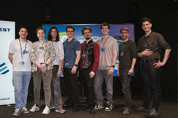 Gruppenfoto von Entwickler*innen und Organisator Michael Zelenka vom Liwest loves games made in Austria Event