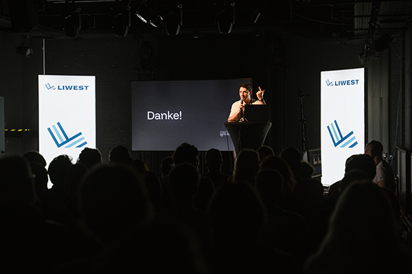 Michael Zelenka kündigt nächsten Videospieltitel auf der Bühne an