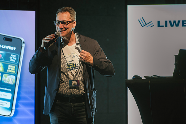 Stefan Gintenreiter zeigt sein Games made in Austria Shirt