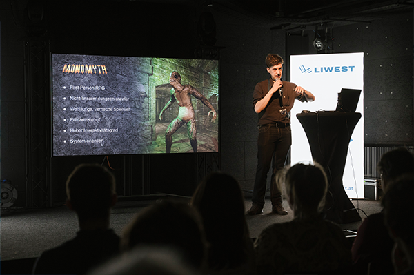 Michael Tröls trägt sein Spiel Monomyth vor