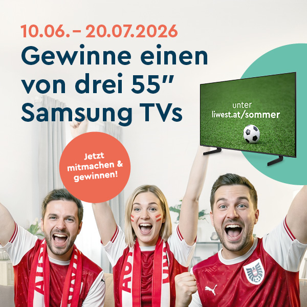 Drei Personen mit Österreich Fußballtrikot im Wohnzimmer jubelnd, mit Text 