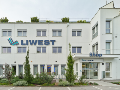 Frontalansicht Gebäudeeingang LIWEST Shop Linz-Urfahr 2024