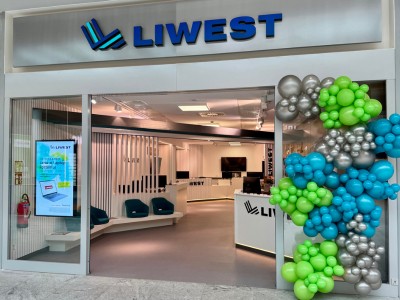 LIWEST Shop im Max Center Wels. Foto vom Eingang des Shops. Im Vordergrund grüne und blaue Luftballons von der Shoperöffnung. LIWEST Shop im Max Center Wels. Foto vom Eingang des Shops. Im Vordergrund grüne und blaue Luftballons von der Shoperöffnung.
