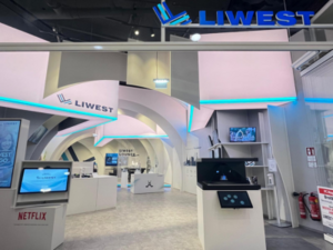 LIWEST Shop in der PlusCity Leonding. Foto vom Shop innen. Bildschirme mit LIWEST Produkten und Theke für Kundenkontakt. LIWEST Shop in der PlusCity Leonding. Foto vom Shop innen. Bildschirme mit LIWEST Produkten und Theke für Kundenkontakt.