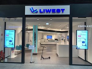 LIWEST Shop in Steyr. Foto vom Eingang zum Shop. Links und rechts beim Eingang zwei Bildschirme, die LIWEST Produkte zeigen. LIWEST Shop in Steyr. Foto vom Eingang zum Shop. Links und rechts beim Eingang zwei Bildschirme, die LIWEST Produkte zeigen.