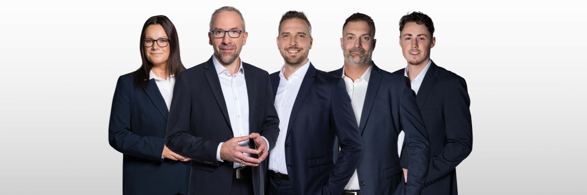 Gruppenfoto mit Ganzkörperportraits der LIWEST Außendienstmitarbeiter*innen 2026