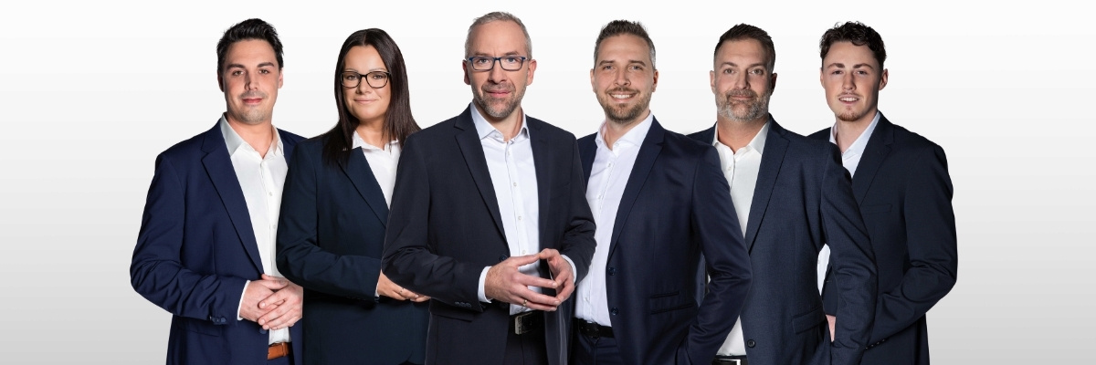 Gruppenfoto mit Ganzkörperportraits der LIWEST Außendienstmitarbeiter*innen 2026