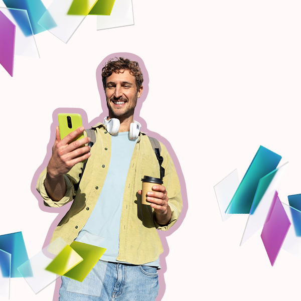 Ein Mann, der in seiner rechten Hand ein Smartphone hält und lächelnd darauf blickt.