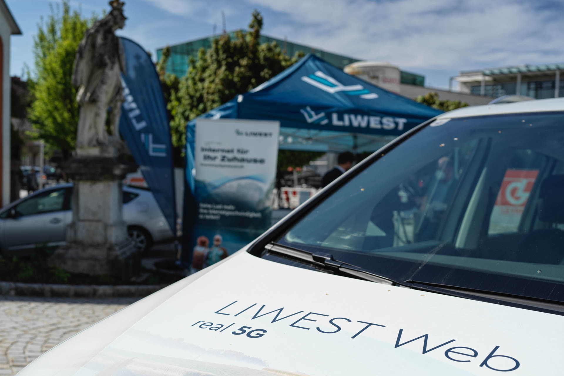 LIWEST Promostand Hintergrund und Auto Vordergrund