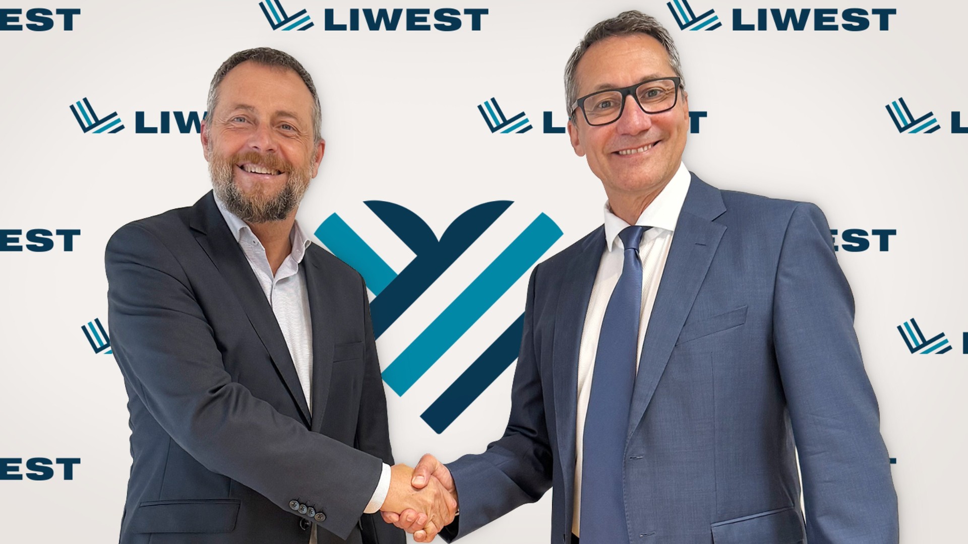 Koldo Unanue (CEO AgileTV) und Stefan Gintenreiter (Gschäftsführer LIWEST) beim Shakehand vor LIWEST Pressewand