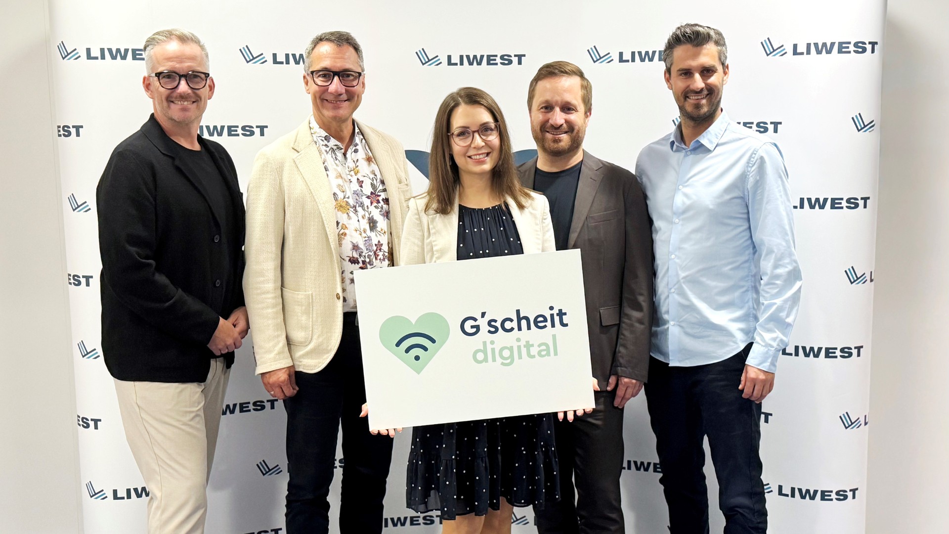 LIWEST Pressewand mit Andreas Lovric, Stefan Gintenreiter, Marion Orliczeck (hält Schild mit Logo G'scheit digital), Johannes Knierzinger und Hinterwirth Wirth