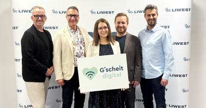 LIWEST Pressewand mit Andreas Lovric, Stefan Gintenreiter, Marion Orliczeck (hält Schild mit Logo G'scheit digital), Johannes Knierzinger und Hinterwirth Wirth