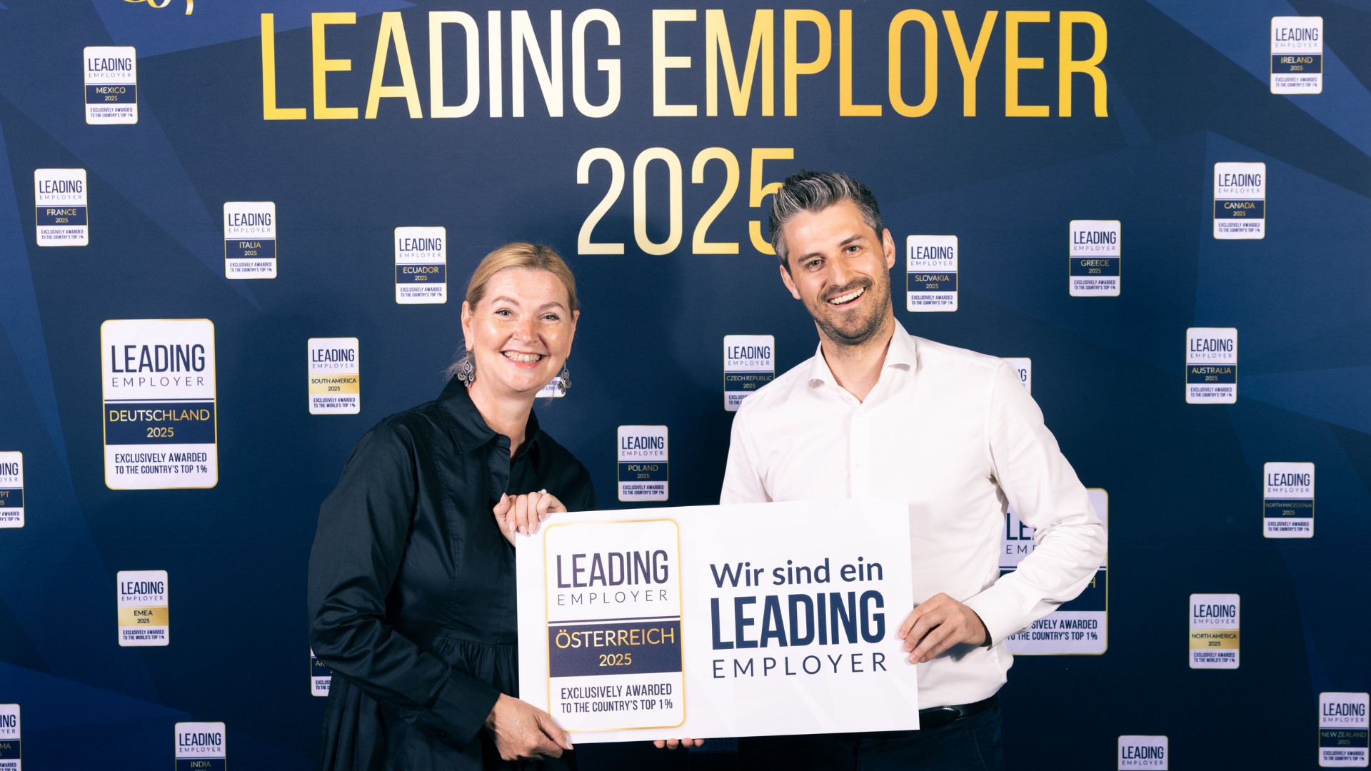 LIWEST Maria Gratzl und Michael Hinterwirth (HR) vor Pressewand mit Leading Employer Award bei der Verleihung im Cineplexx Wien 2025 LIWEST Maria Gratzl und Michael Hinterwirth (HR) vor Pressewand mit Leading Employer Award bei der Verleihung im Cineplexx Wien 2025