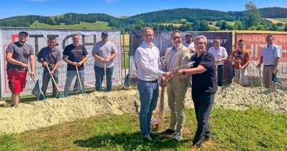 LIWEST Spatenstich Glasfaserausbau Pregarten Gutau 2025 Bauarbeiter mit Spaten im Hintergrund, Geschäftsführer und Bürgermeister mit Glasfaserkabel im Vordergrund