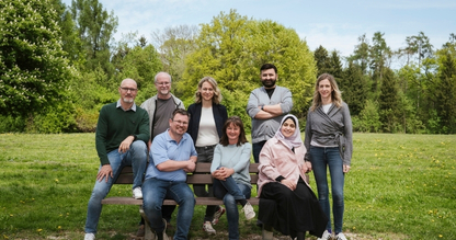 Personen LIWEST Green Team auf und um Parkbank