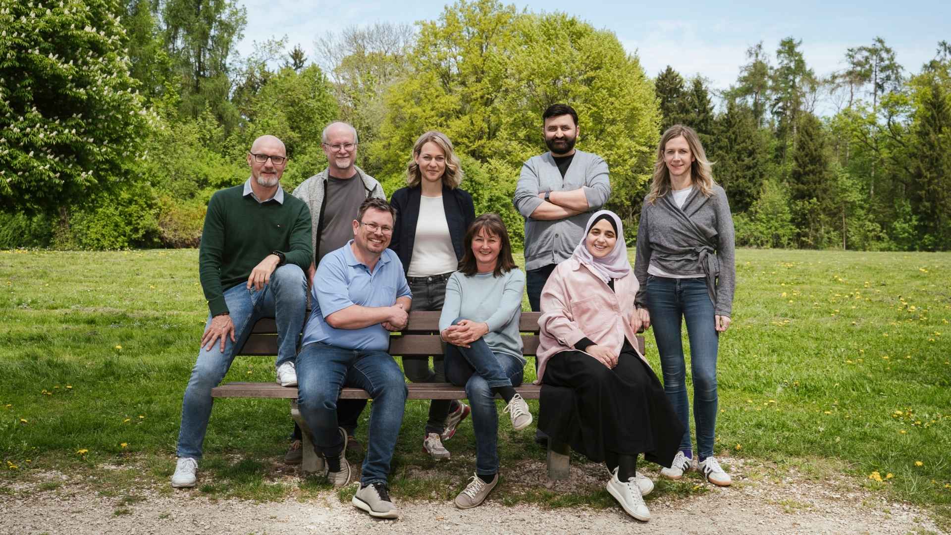 Personen LIWEST Green Team auf und um Parkbank
