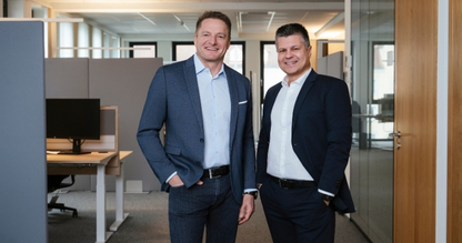 Diemtar Reicht neben Marc Federspiel in einem Büro von LIWEST