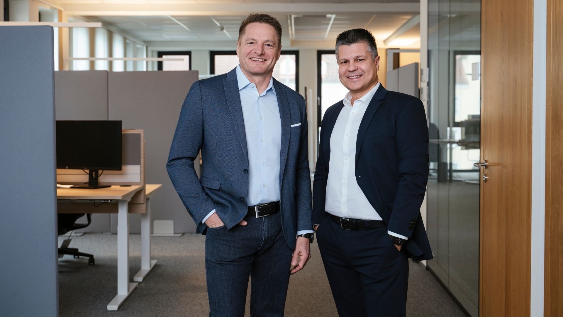 Diemtar Reicht neben Marc Federspiel in einem Büro von LIWEST