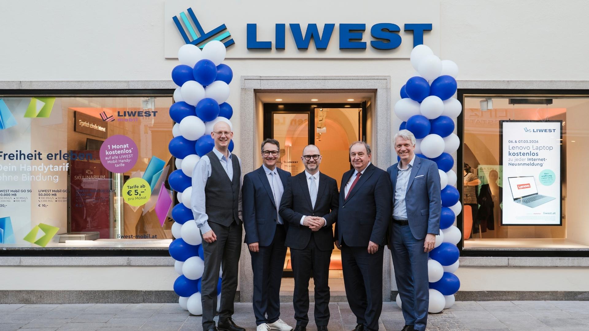 Gruppenbild vor dem LIWEST Shop Linz Lanstraße mit Gegenhuber, Gintenreiter, Prammer, Haider, Siligan 2026