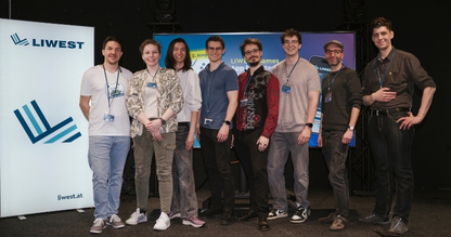 Gruppenfoto mit Michael Zelenka (LIWEST) und Entwickler*innen auf der Bühne des last dance