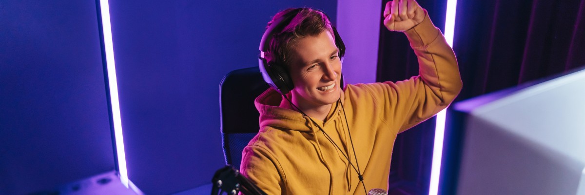 LIWEST Internet Giga 2025 Gamer mit geballter Faust vor PC in Raum mit Neonbeleuchtung