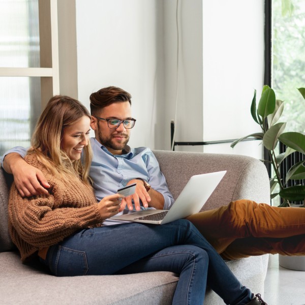 LIWEST Internet Schlau 2025 Päarchen auf Couch vor Laptop