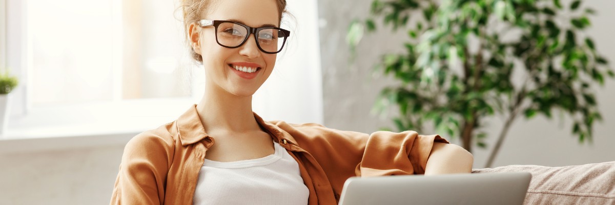 LIWEST Internet Start 2025 Frau auf Couch mit Laptop