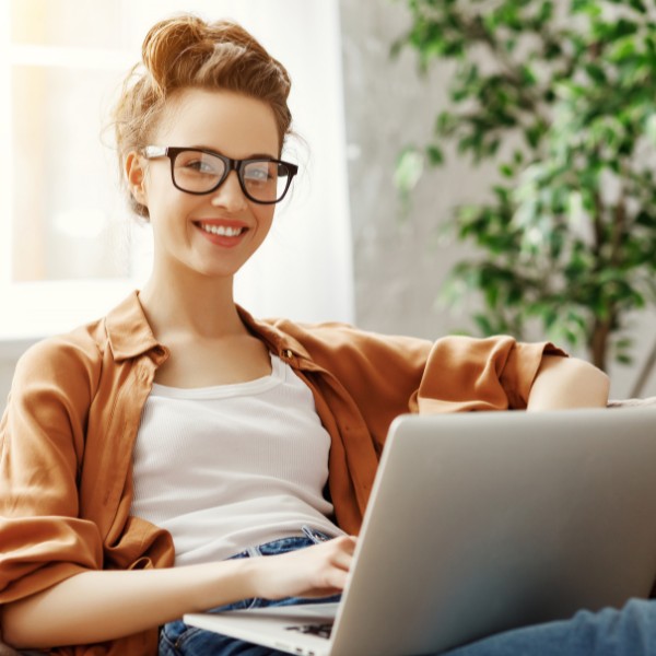 LIWEST Internet Start 2025 Frau auf Couch mit Laptop