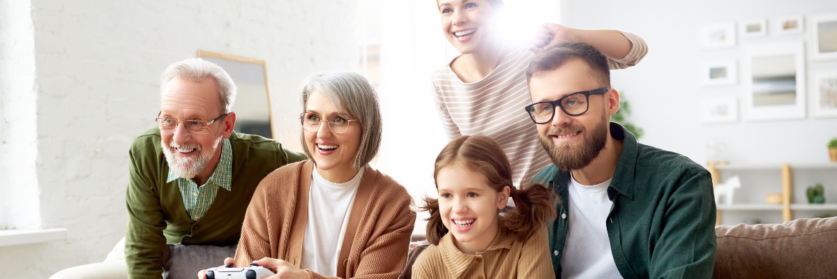 LIWEST Kombi Mega+ 2025 Familie 3 Generationen 5 Personen auf Couch mit Gaming-Controller