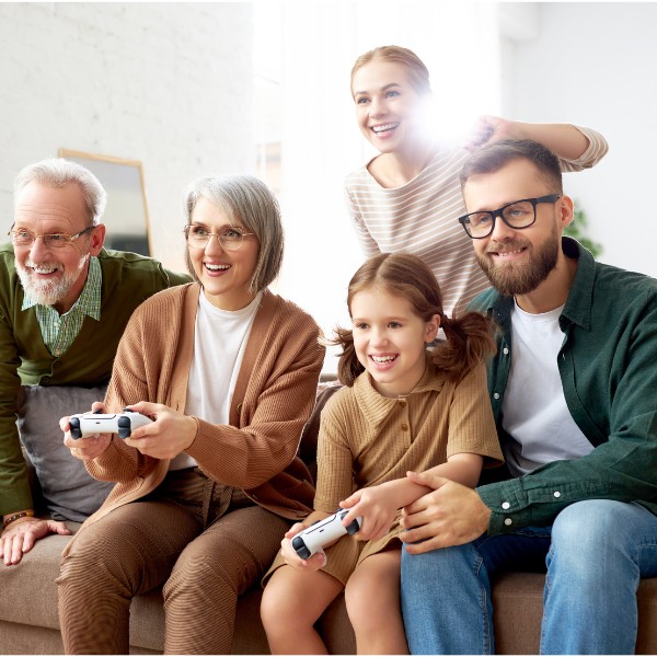 LIWEST Kombi Mega+ 2025 Familie 3 Generationen 5 Personen auf Couch mit Gaming-Controller