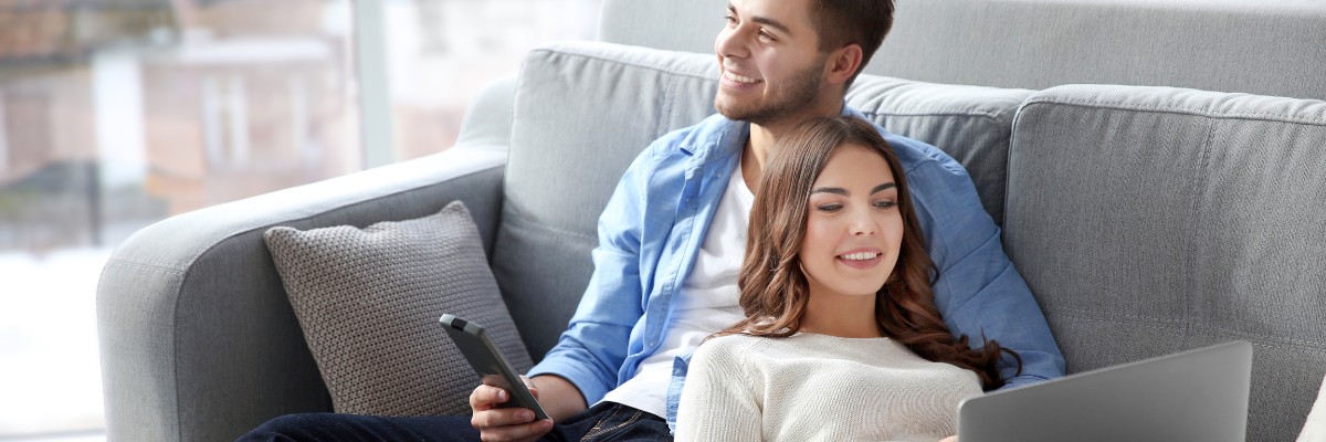 LIWEST Kombi Schlau 2025 Mann und Frau auf Couch mit Fernbedienung und Laptop